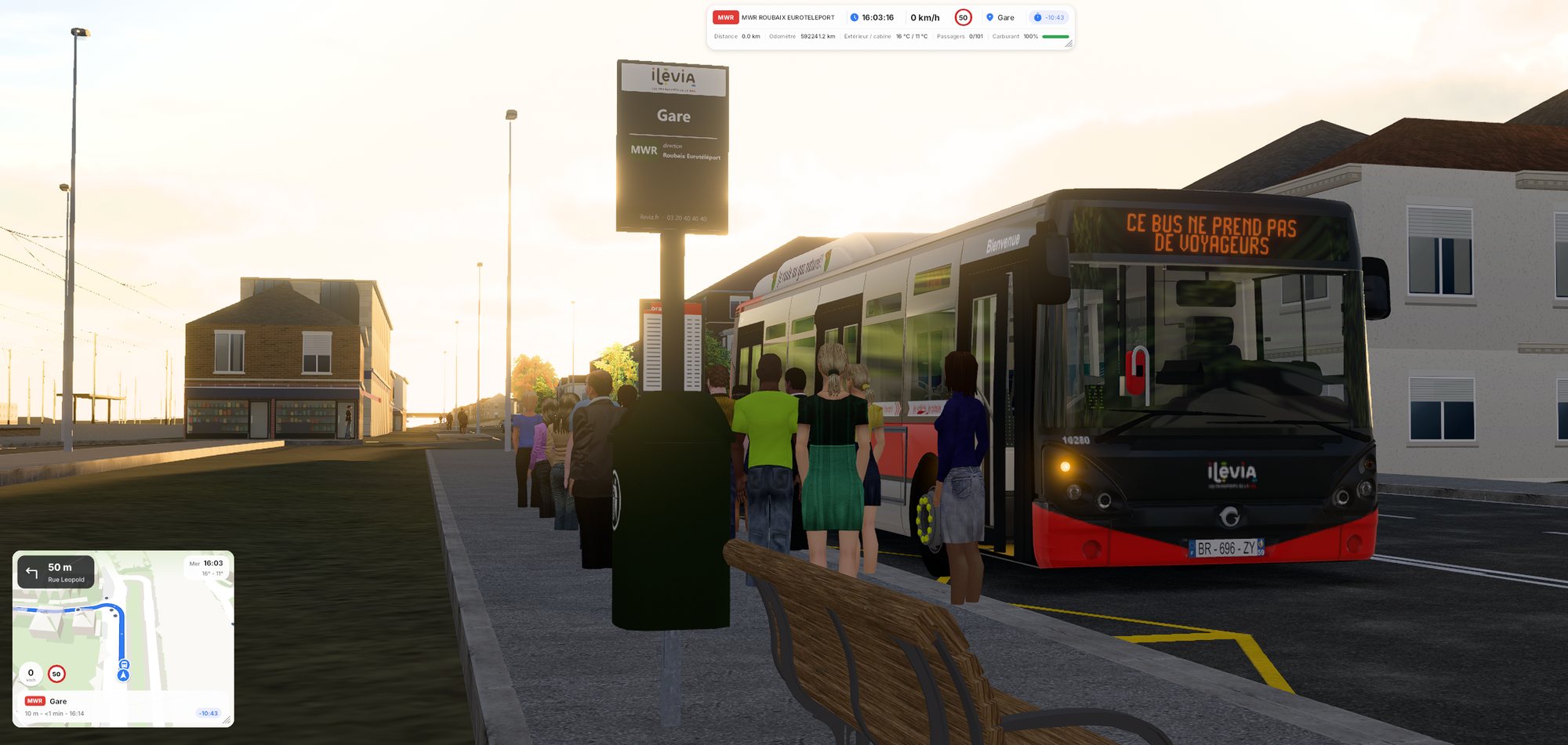 File de voyageurs à l'arrêt Gare devant le Citelis 10280 de la navette MWR
