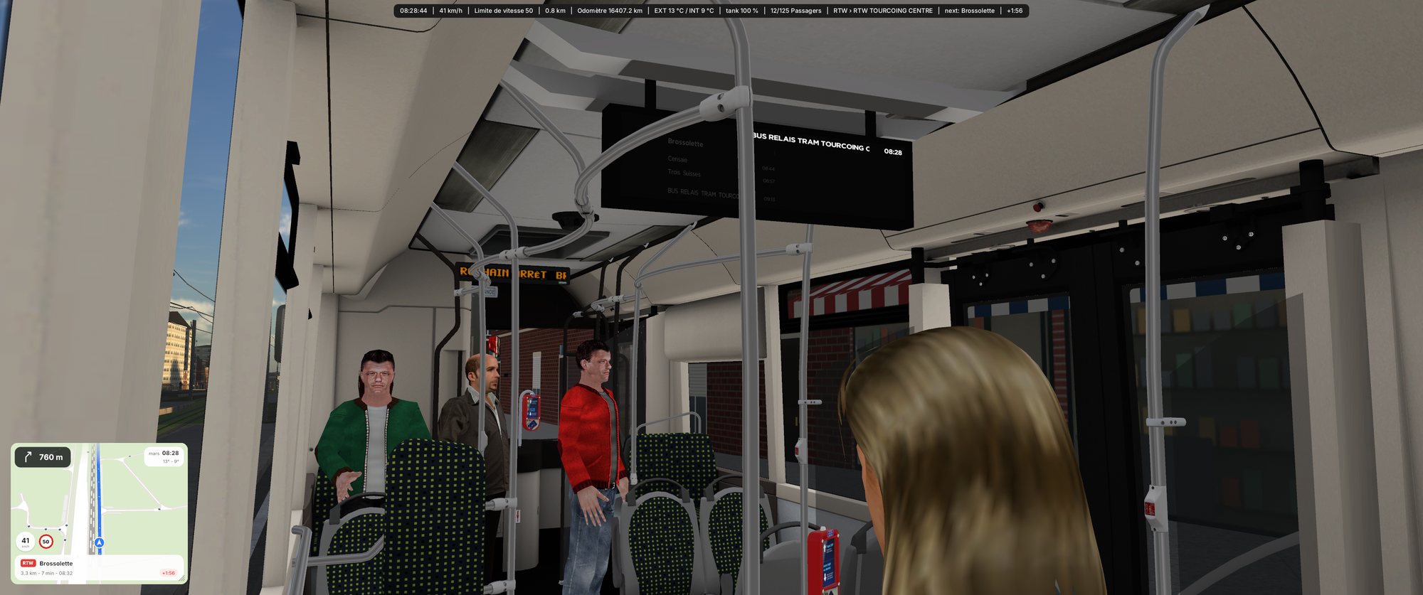 Intérieur d'un bus avec des voyageurs debout et l'écran des prochains arrêts