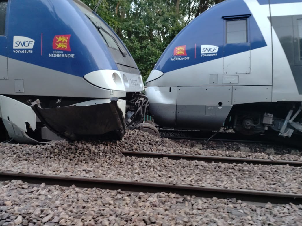 Les deux motrices du TER nez à nez après le choc