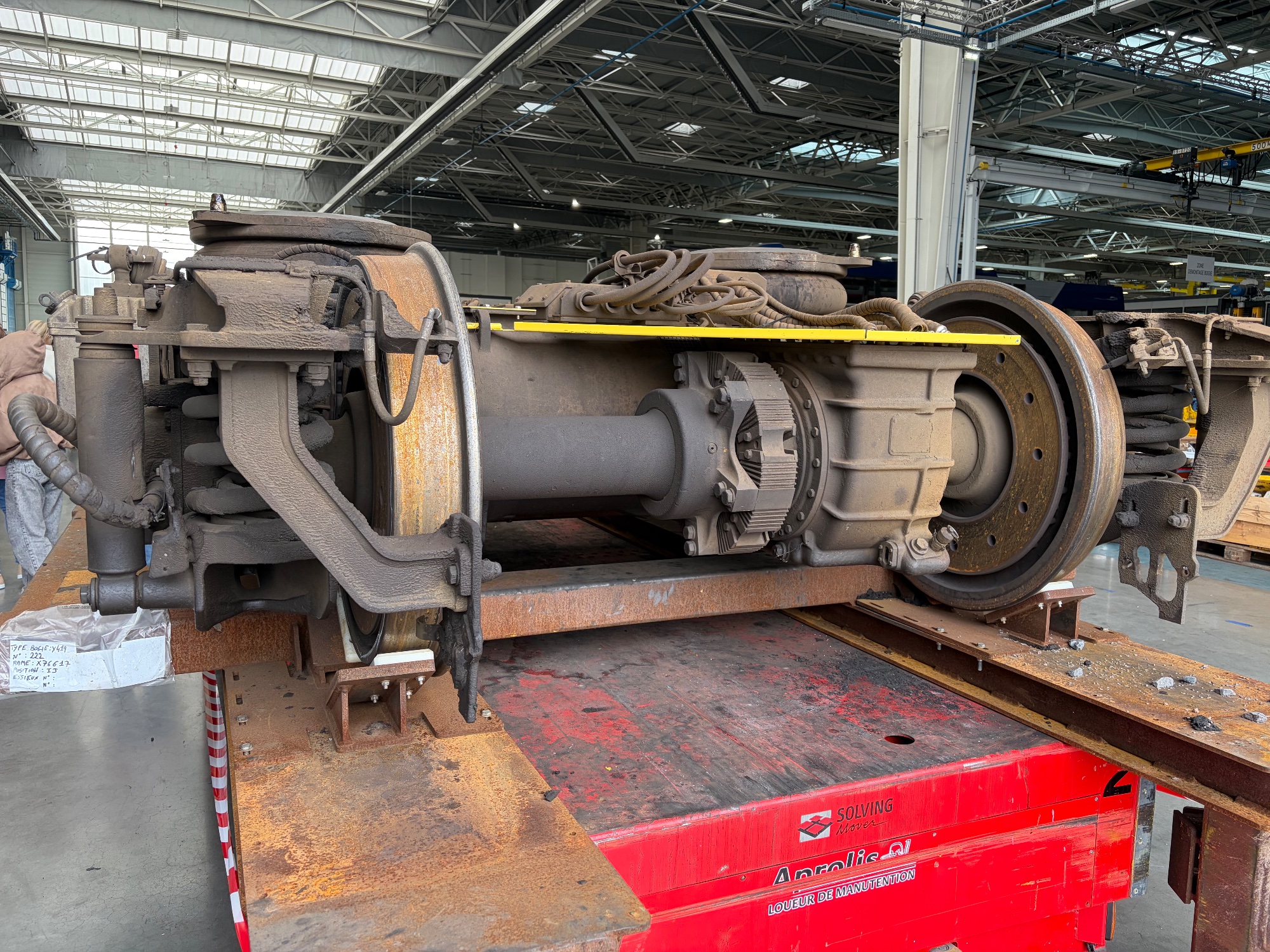 Un bogie posé sur son chariot rouge